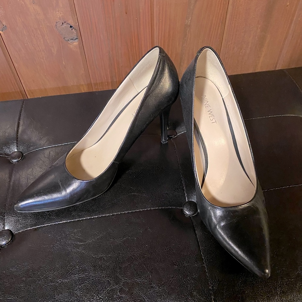 Nine West 5 in heels closed toe